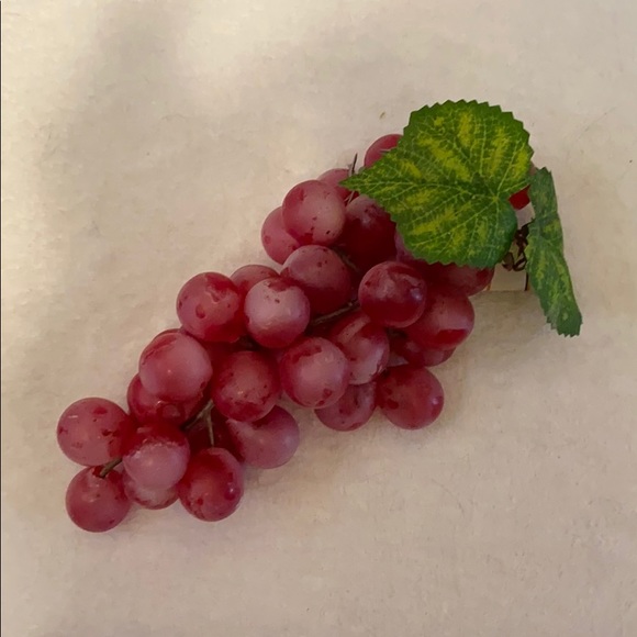 🆕Artificial grapes 🍇- Fuchsia - Picture 2 of 4